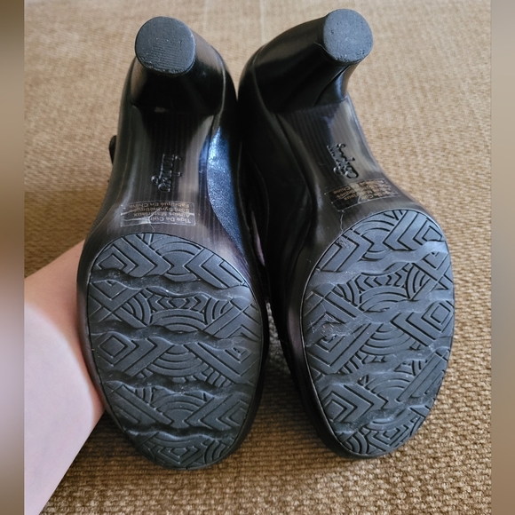 Black Clarks heels size 6.5 - Picture 3 of 4